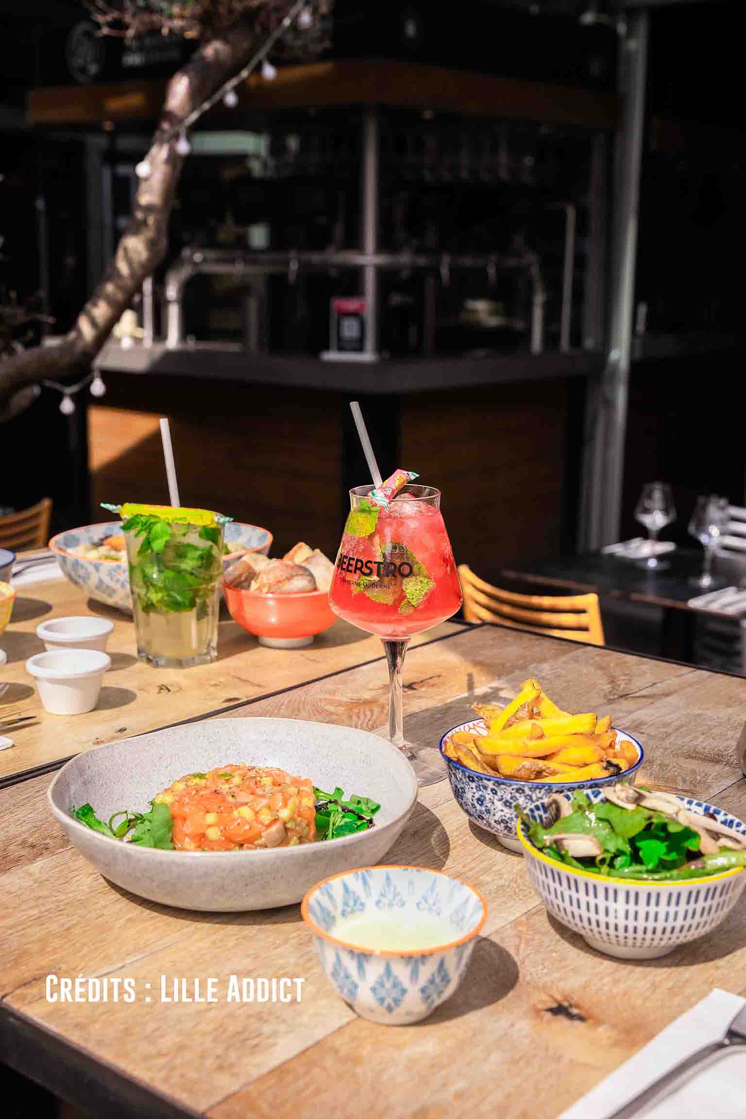 Table de restaurant avec plats et boissons