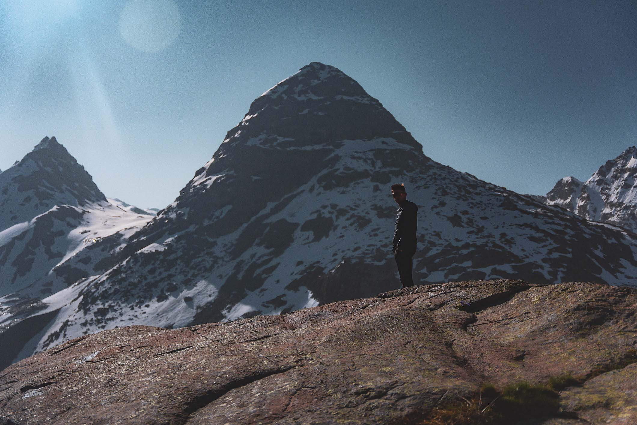 Bivouac en haute montagne face aux sommets
