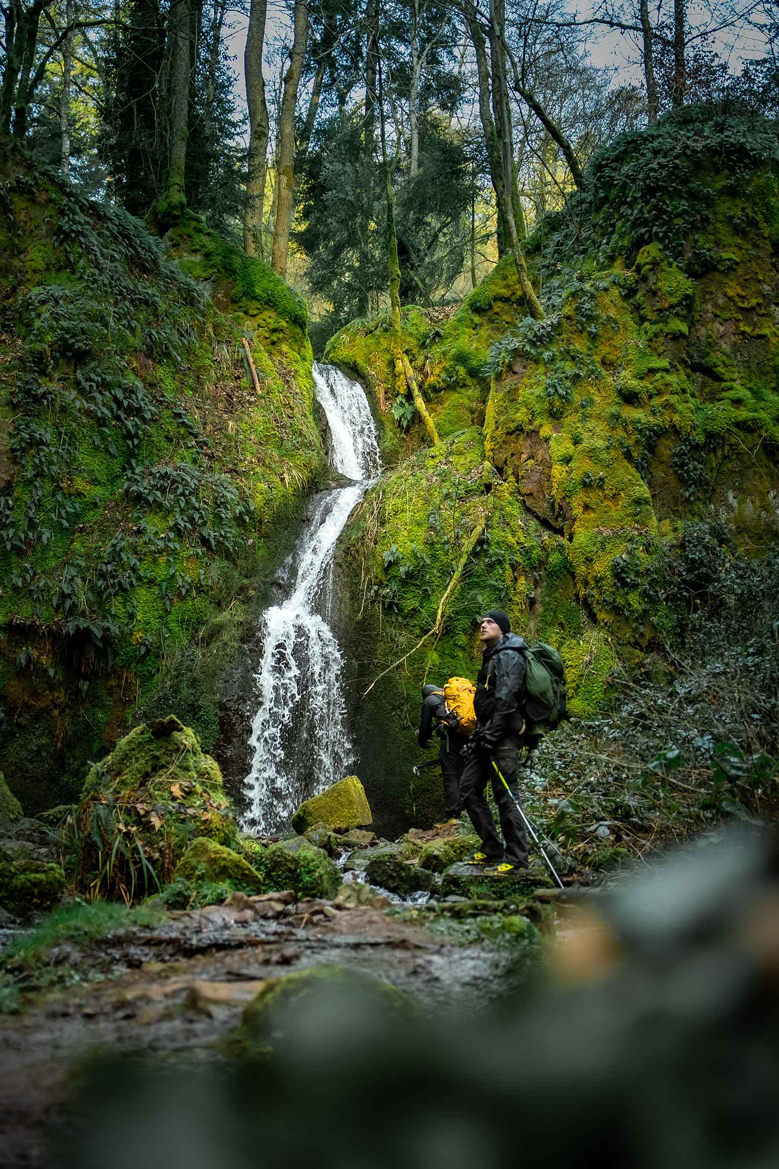 Randonneurs près d'une cascade dans les Vosges