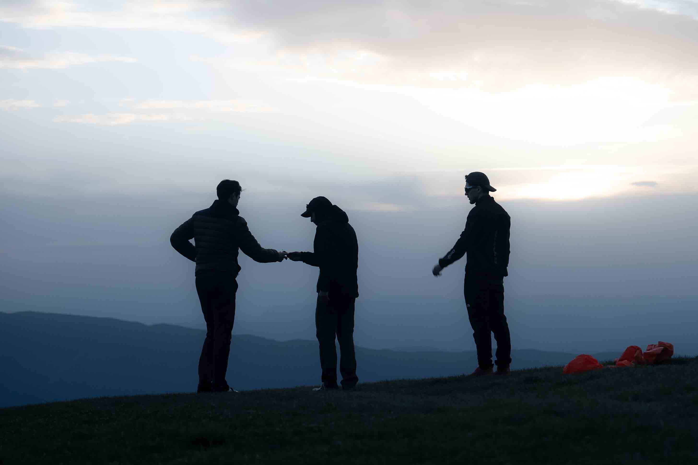 Randonneurs au col de l'Aulp face aux montagnes