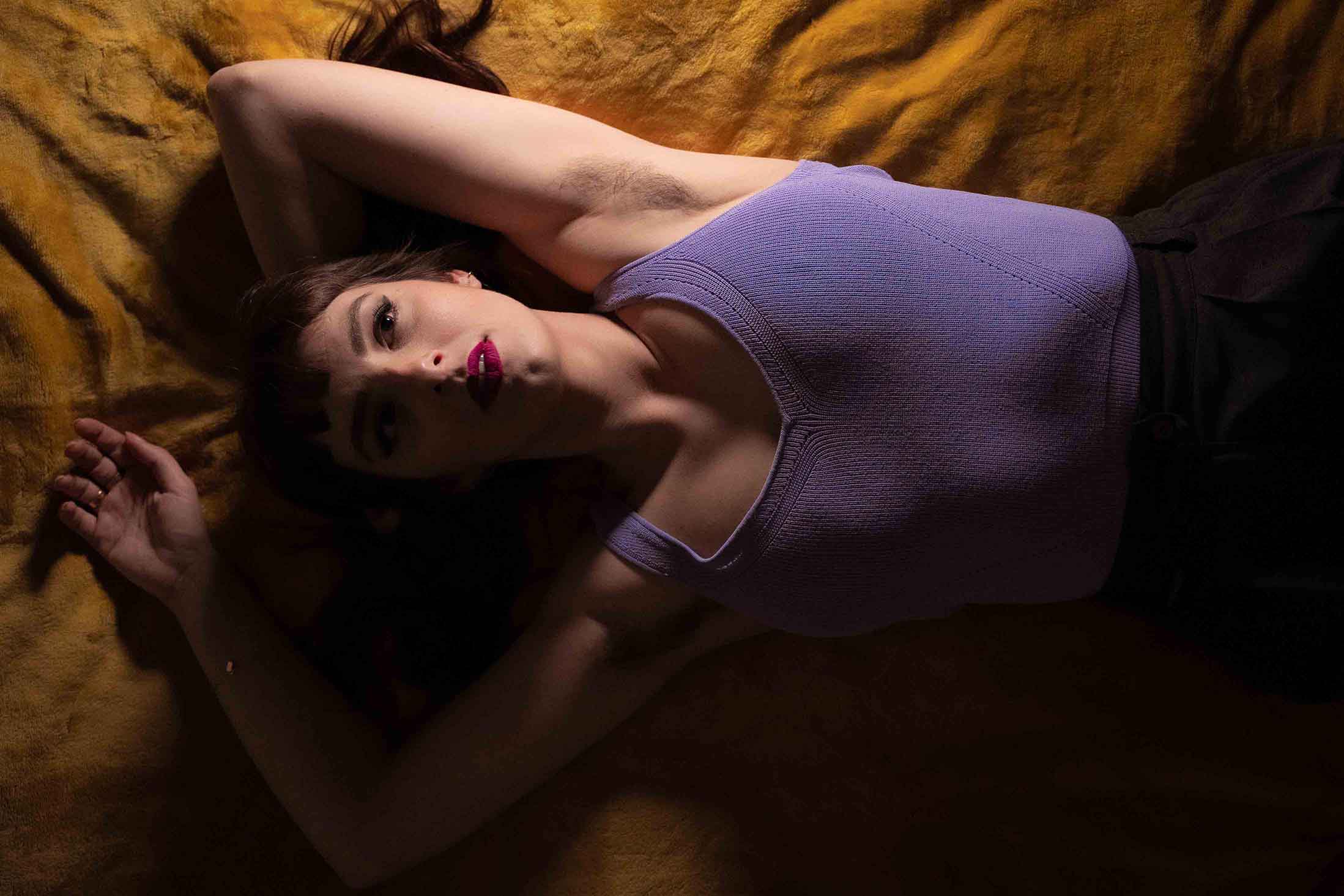 Portrait d'une femme allongée sur un lit