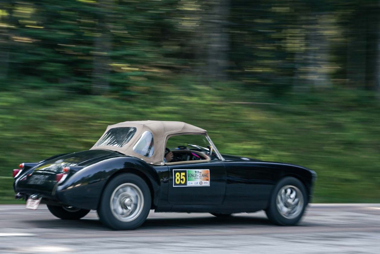 Voiture de sport ancienne photographiée en mouvement