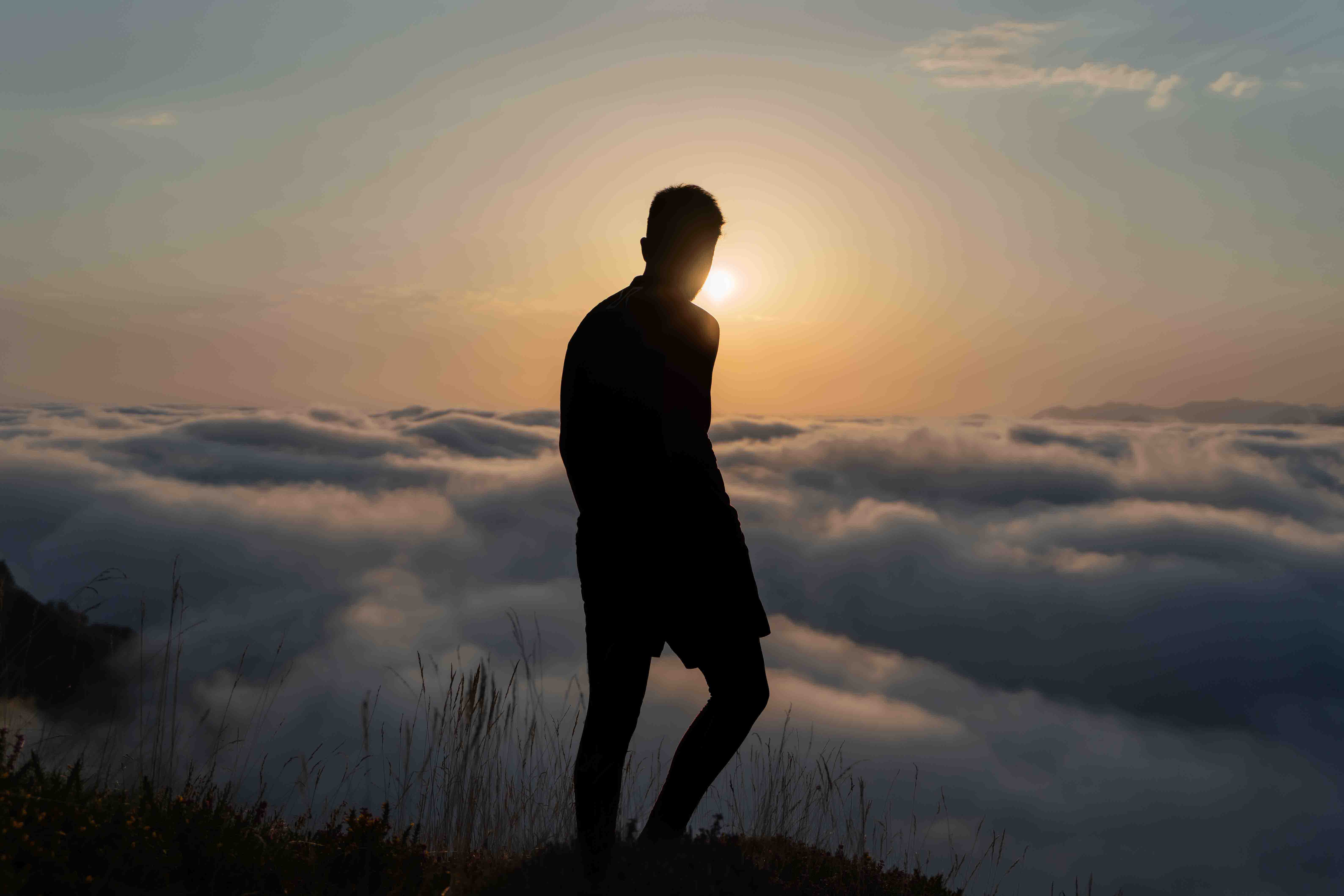 Portrait d'un homme face à une mer de nuages