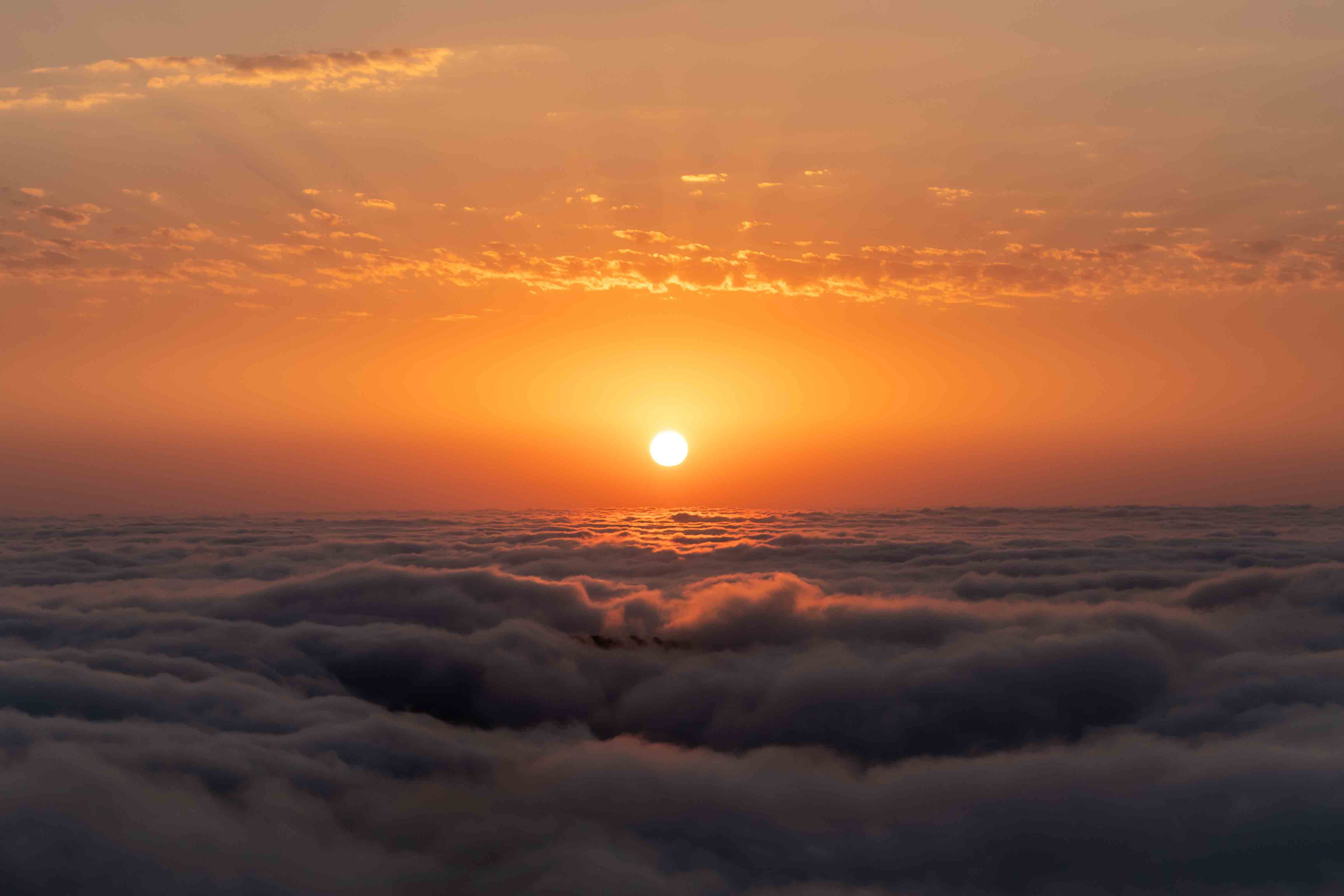 Coucher de soleil au-dessus d'une mer de nuages dans les Pyrénées