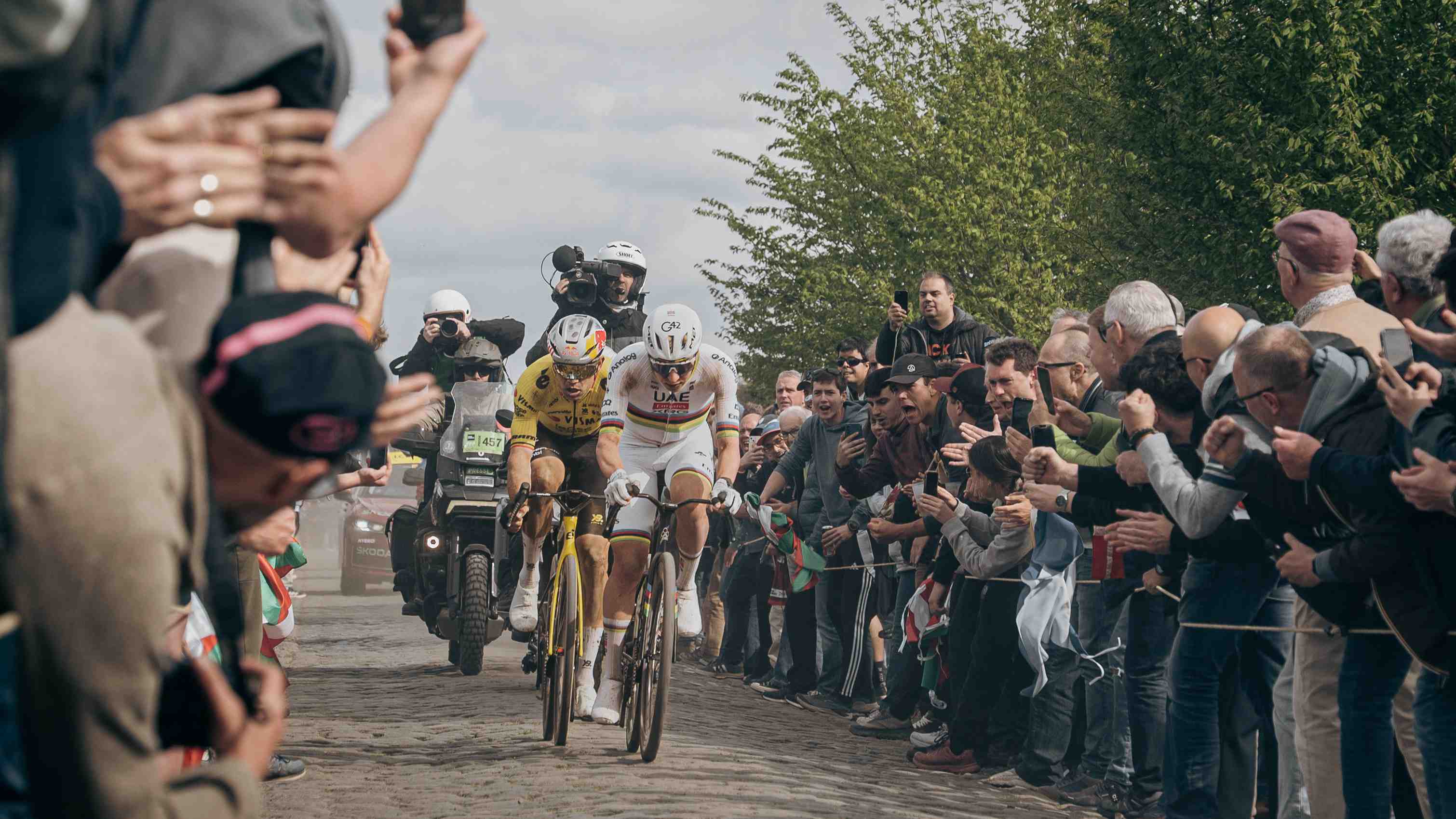 Tadej Pogačar et Wout van Aert lors d'une course cycliste