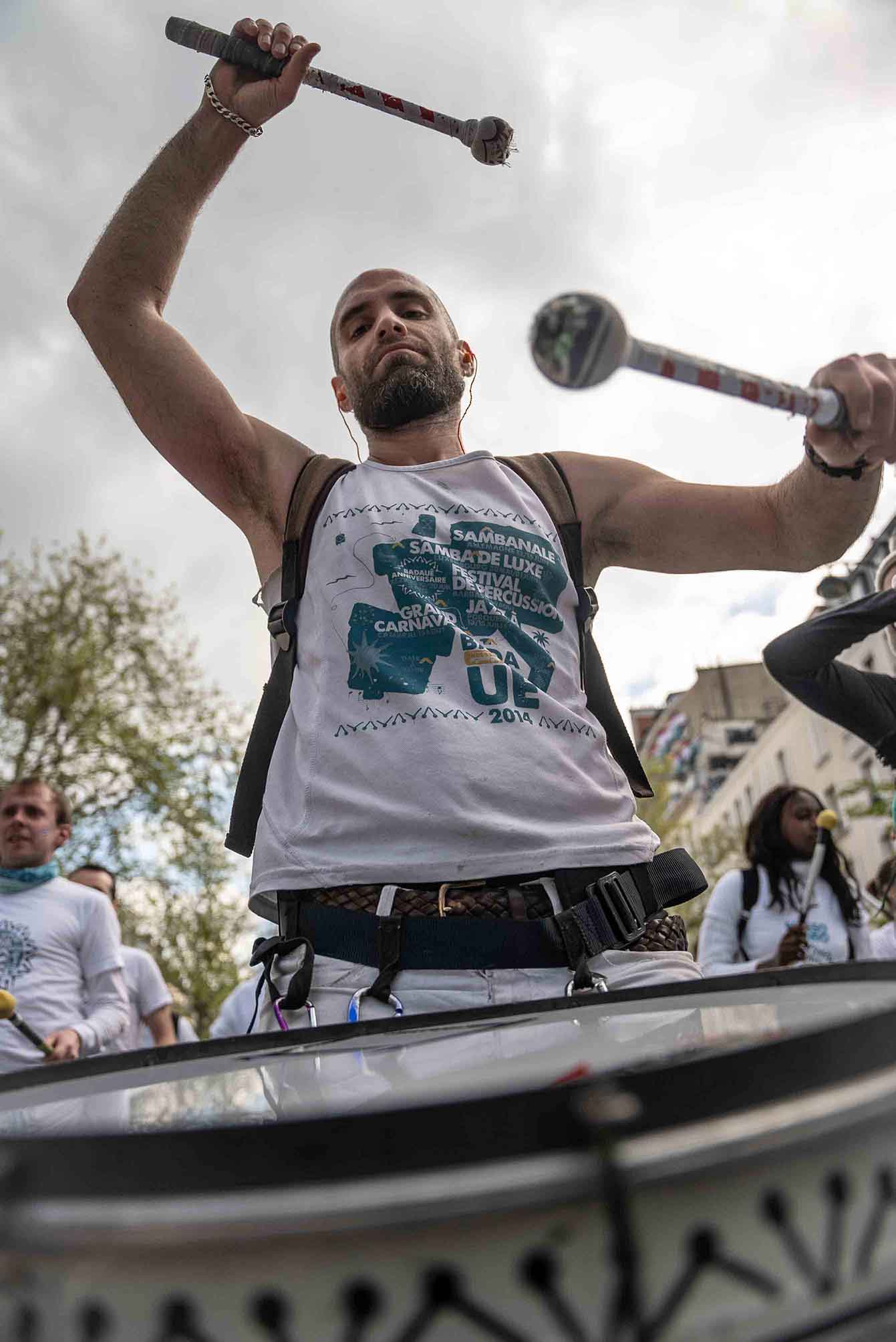 Percussionniste jouant pendant une manifestation