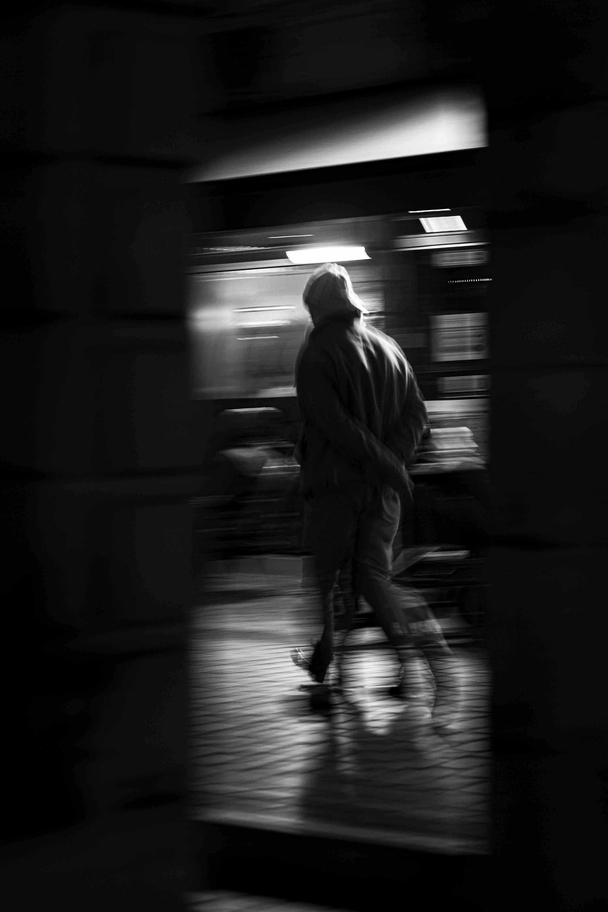 Portrait en noir et blanc dans une gare