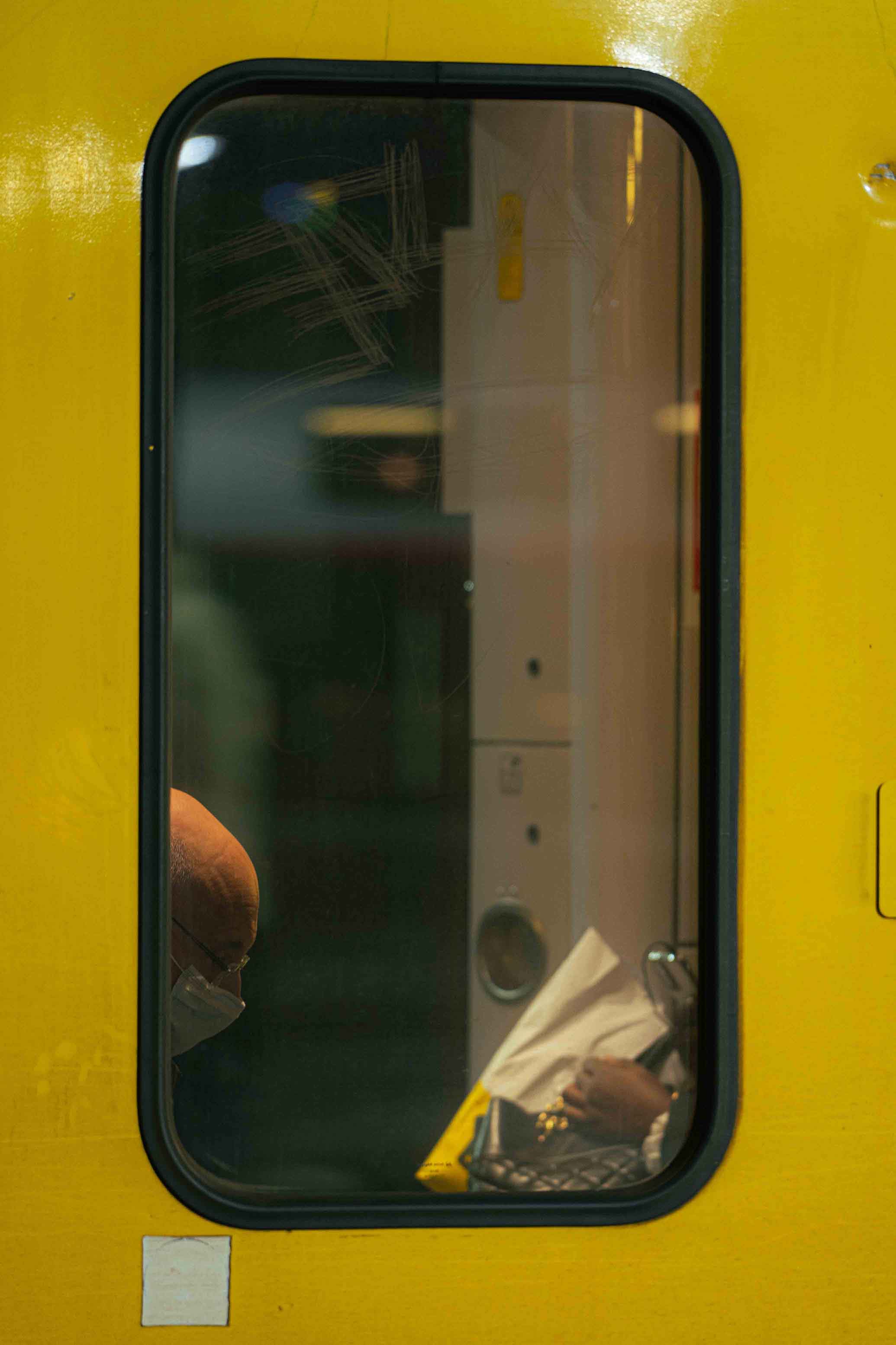 Portrait de rue aperçu à travers une porte à Lille