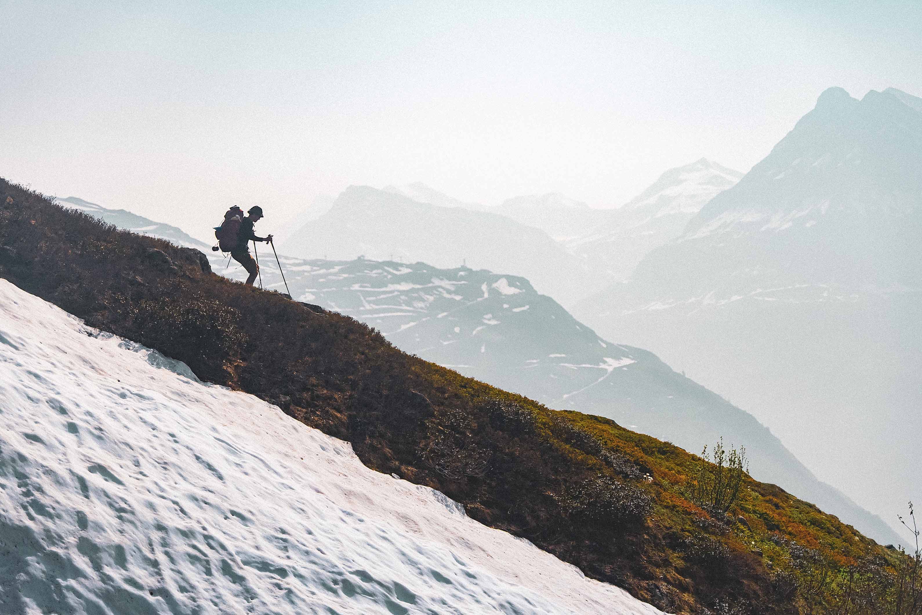 Randonneur dans les montagnes des Alpes