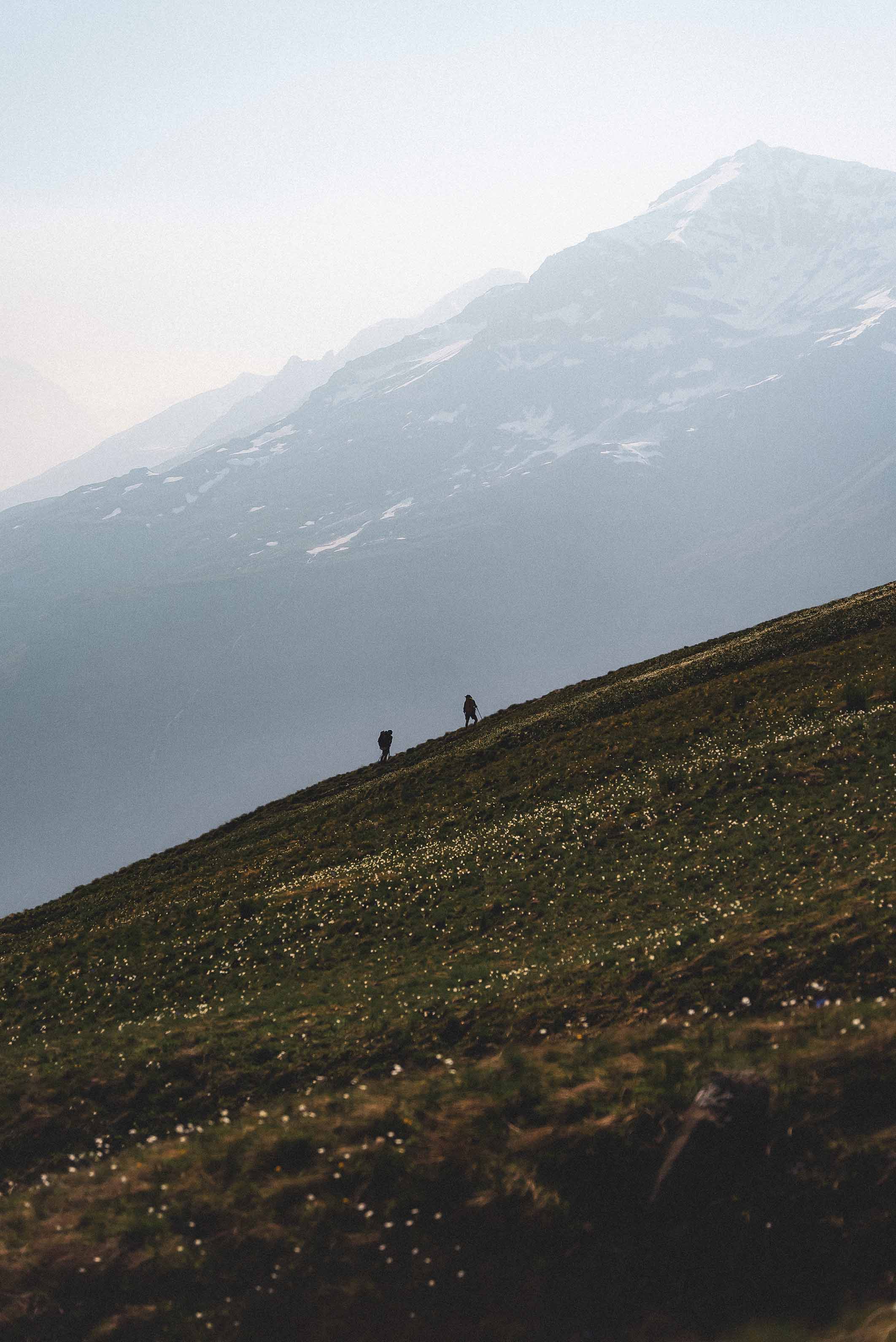 Silhouettes de randonneurs sur une crête dans les Alpes