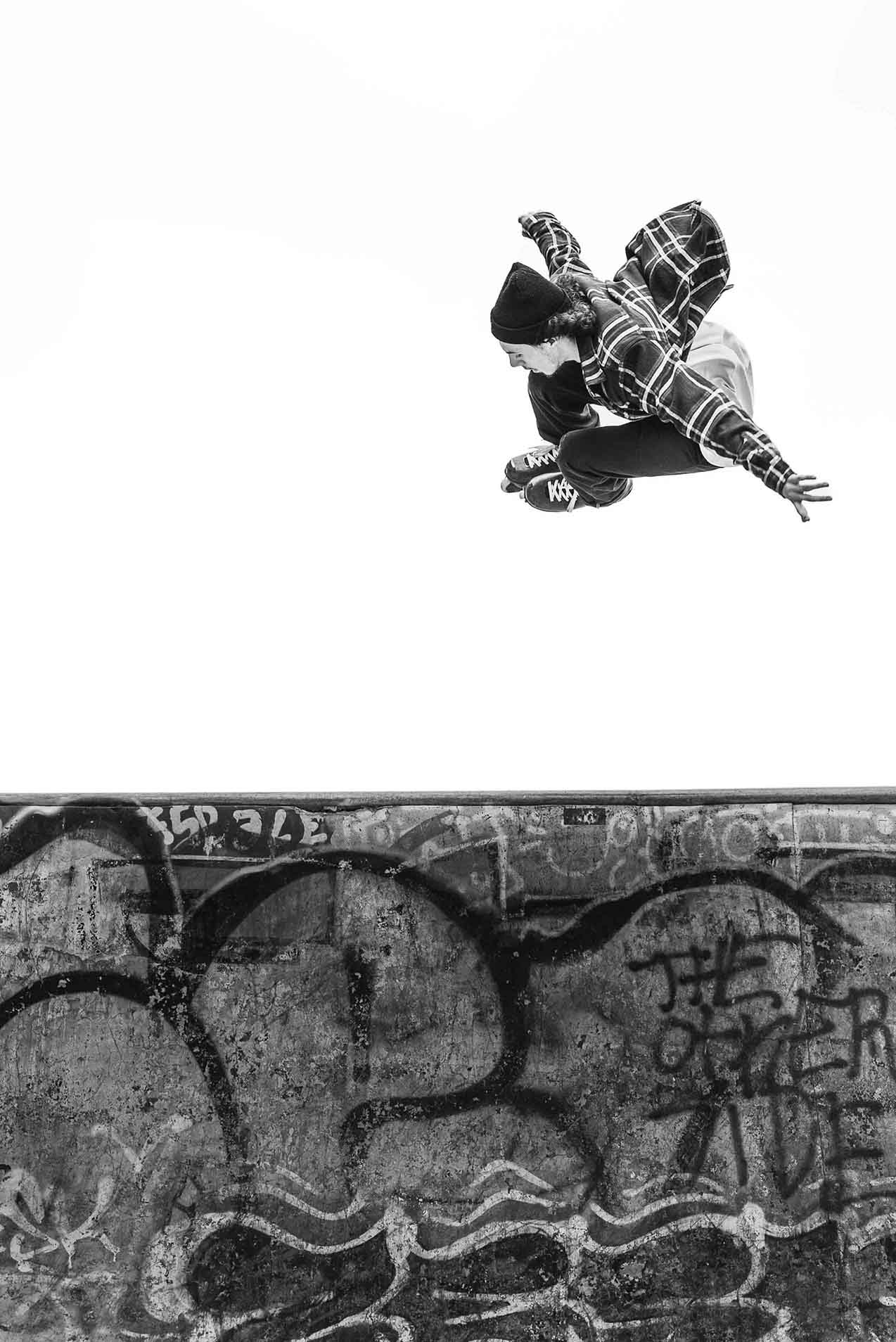 Skateur photographié en plein saut à Lille