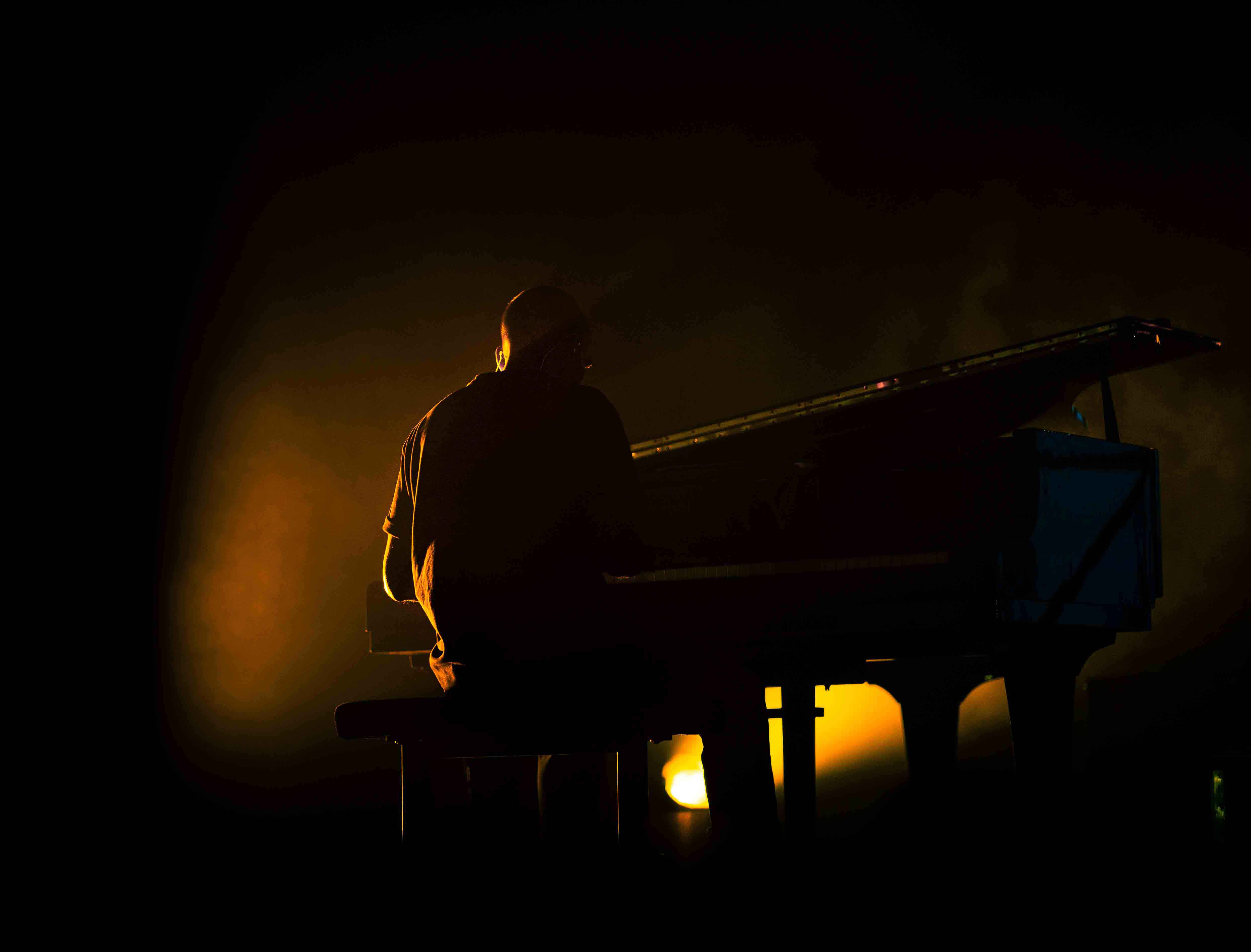 Pianiste de Thylacine éclairé sur scène