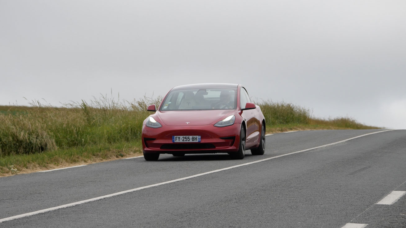 Tesla sur la route du cap blanc nez